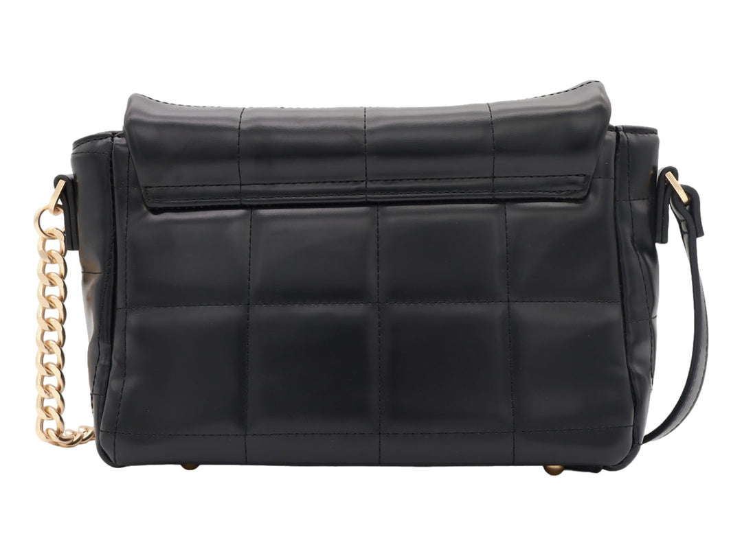 Bolso negro acolchado de marca Cloe con correa ajustable y detalle de cadena dorada.