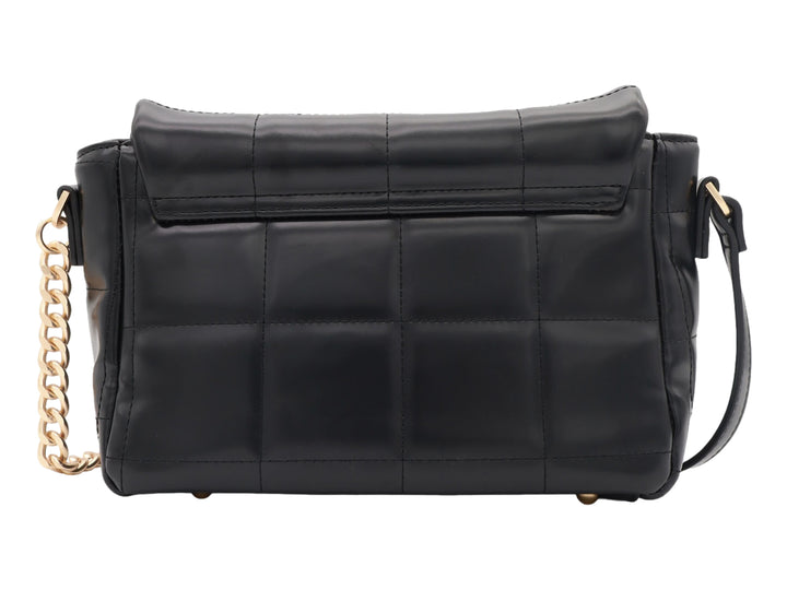Bolso negro acolchado de marca Cloe con correa ajustable y detalle de cadena dorada.