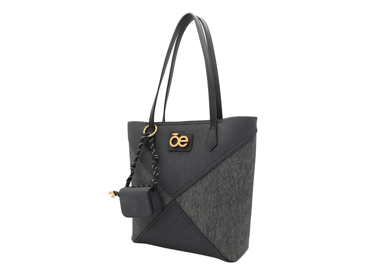 Bolsa de hombro Cloe color negro con detalles en gris, herrajes dorados y un pequeño monedero colgante.