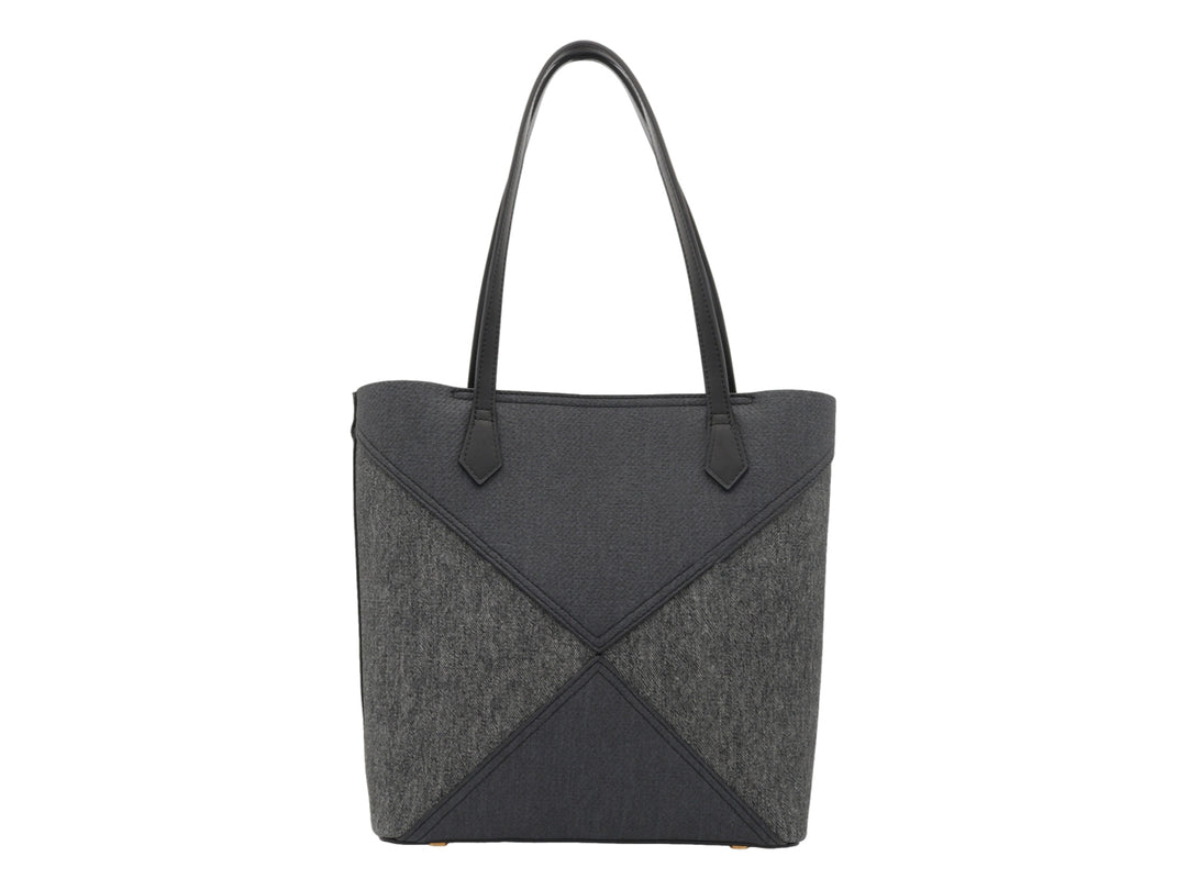 Bolsa de hombro Cloe color negro con detalles en gris, herrajes dorados y un pequeño monedero colgante.