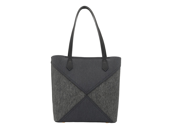 Bolsa de hombro Cloe color negro con detalles en gris, herrajes dorados y un pequeño monedero colgante.