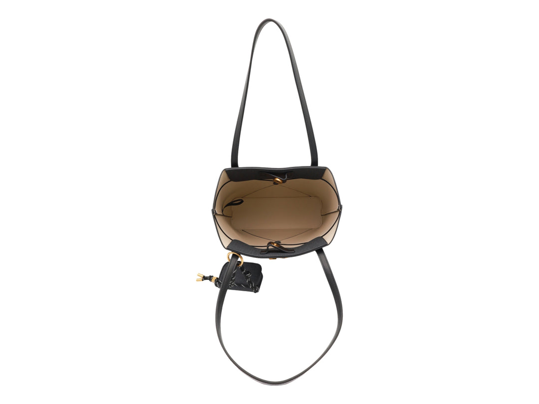 Bolsa de hombro Cloe color negro con detalles en gris, herrajes dorados y un pequeño monedero colgante.