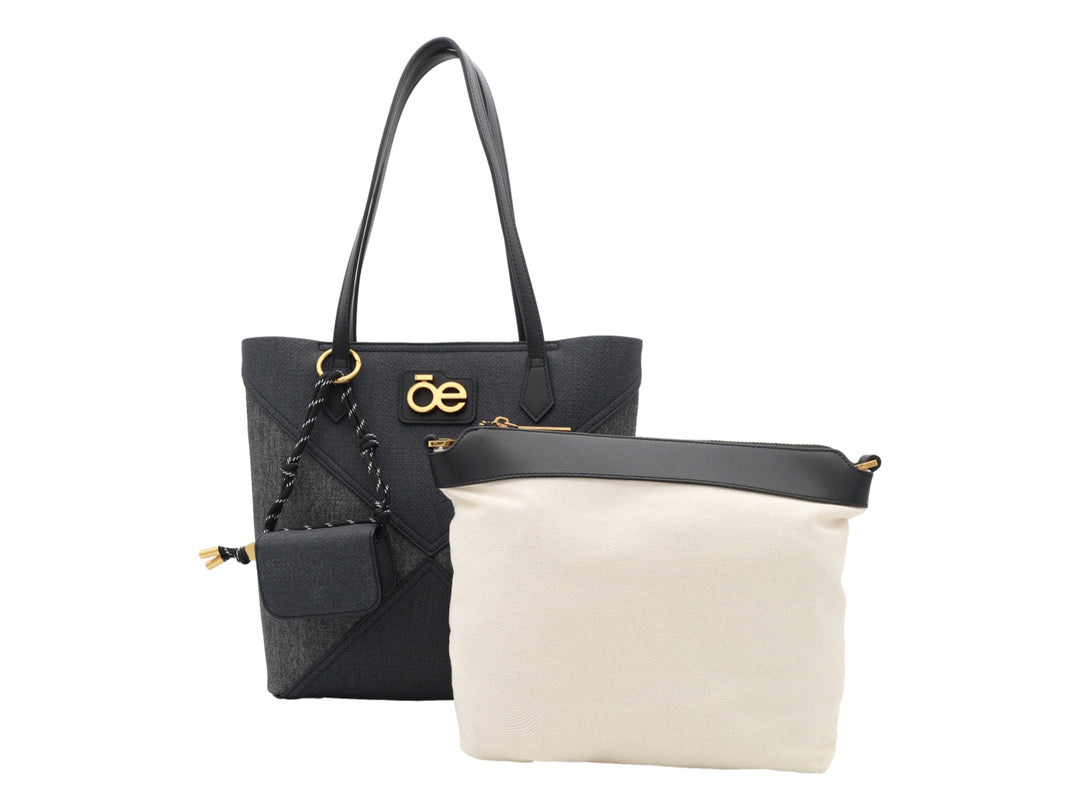 Bolsa de hombro Cloe color negro con detalles en gris, herrajes dorados y un pequeño monedero colgante.