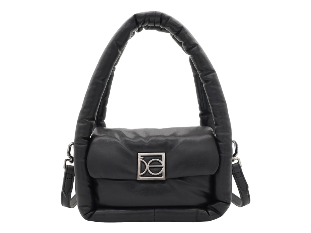Bolso de hombro Cloe color negro con diseño acolchado y herraje metálico frontal.