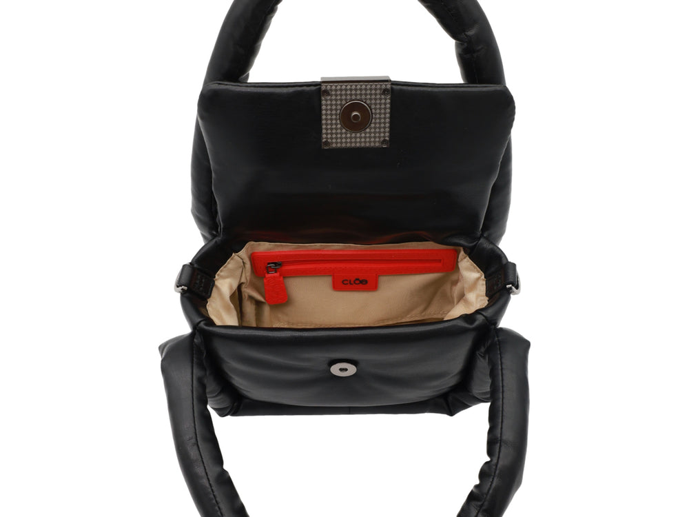 Bolso de hombro Cloe color negro con diseño acolchado y herraje metálico frontal.