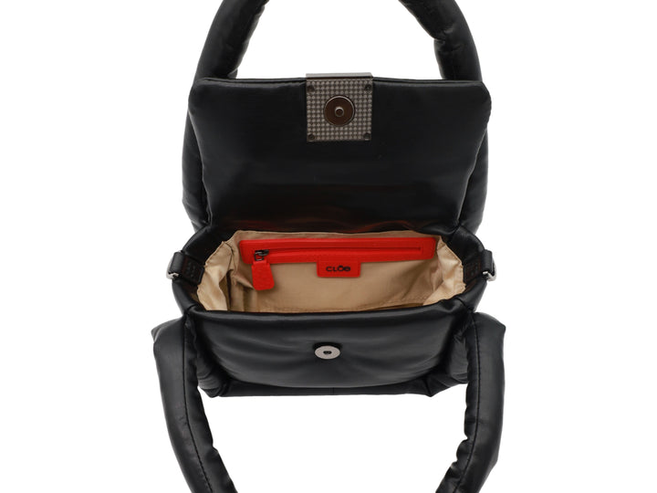 Bolso de hombro Cloe color negro con diseño acolchado y herraje metálico frontal.