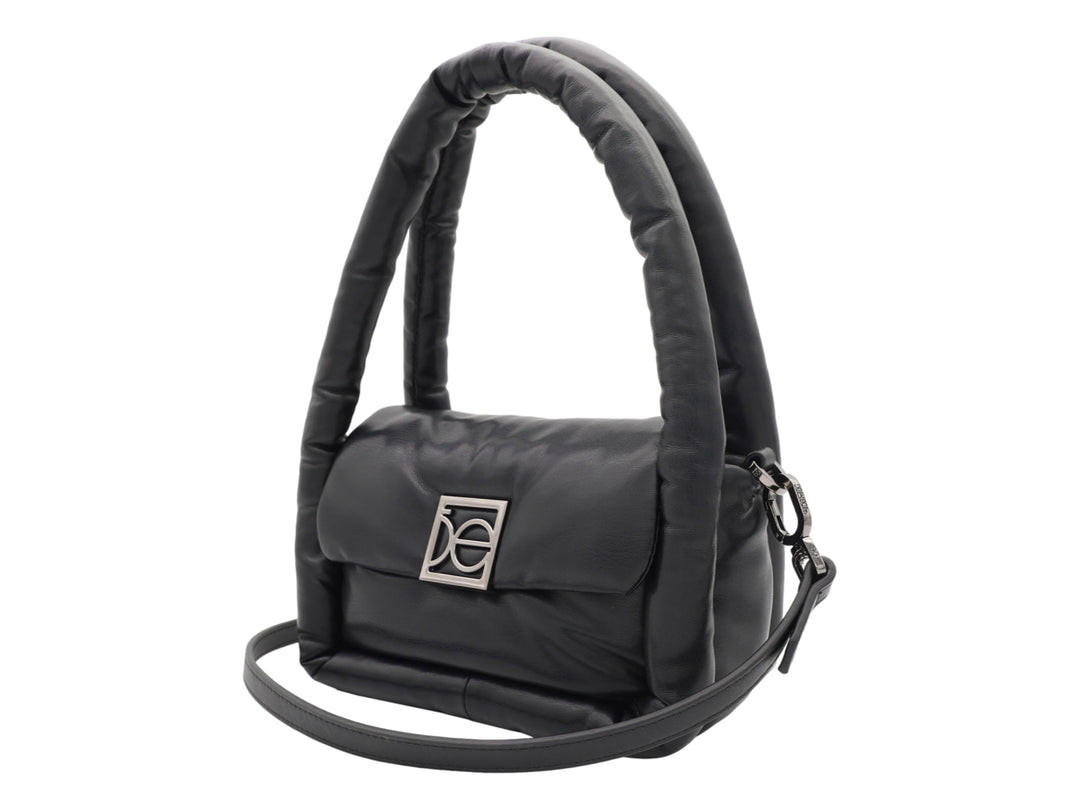 Bolso de hombro Cloe color negro con diseño acolchado y herraje metálico frontal.
