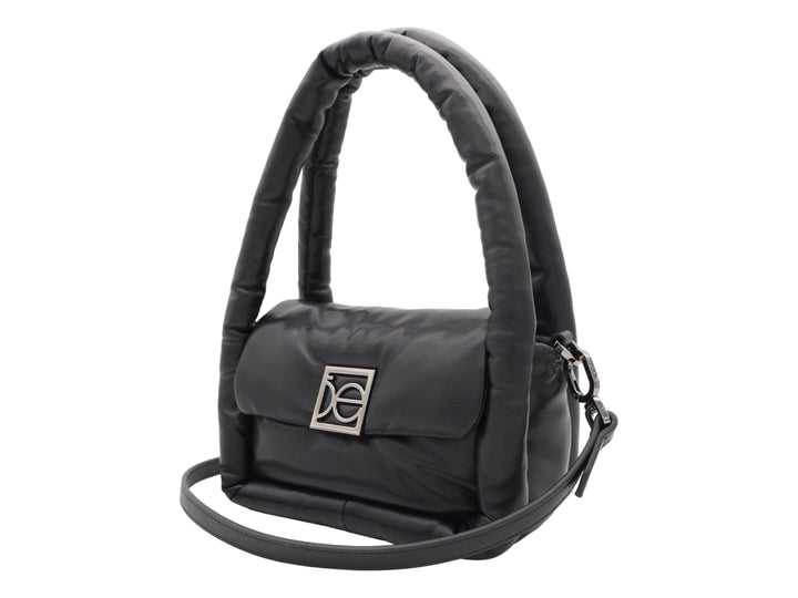Bolso de hombro Cloe color negro con diseño acolchado y herraje metálico frontal.