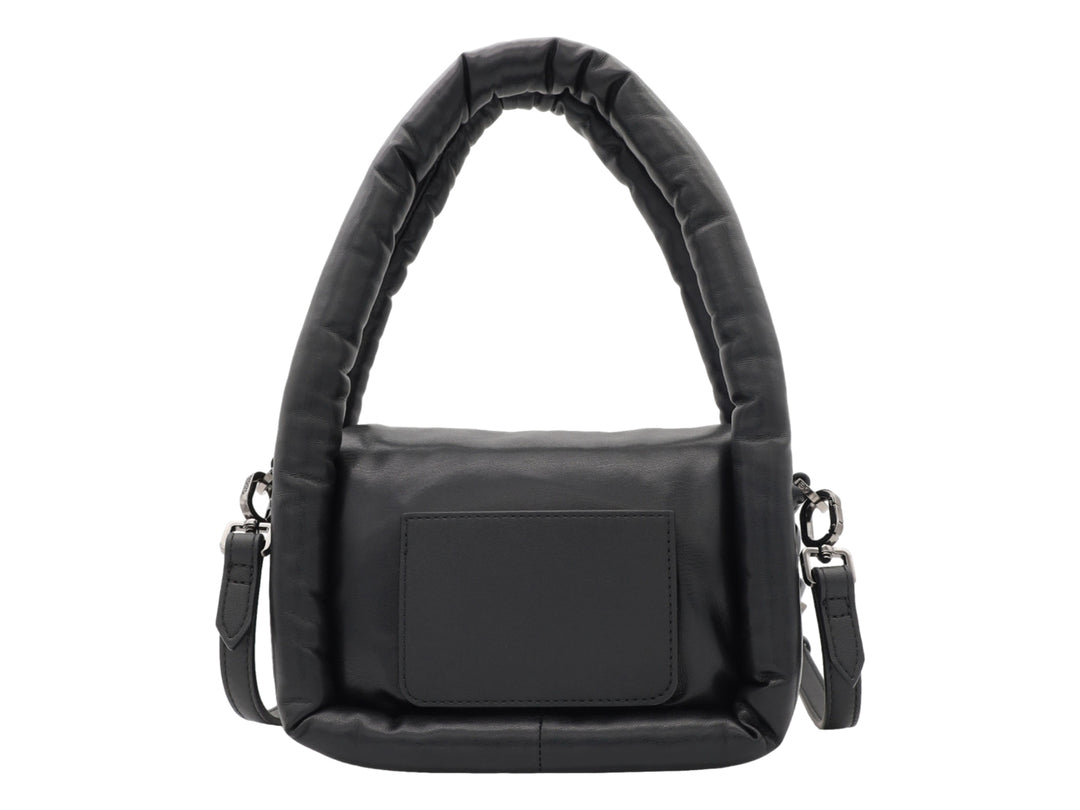 Bolso de hombro Cloe color negro con diseño acolchado y herraje metálico frontal.