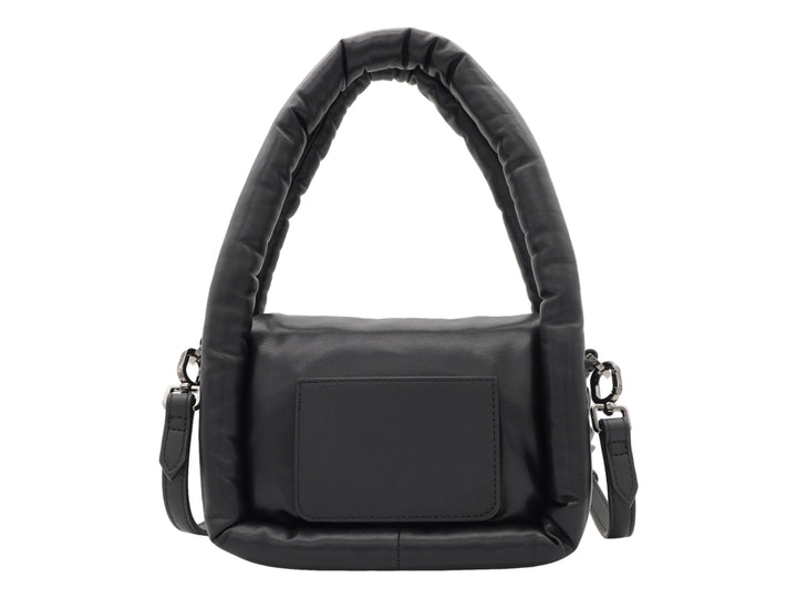 Bolso de hombro Cloe color negro con diseño acolchado y herraje metálico frontal.