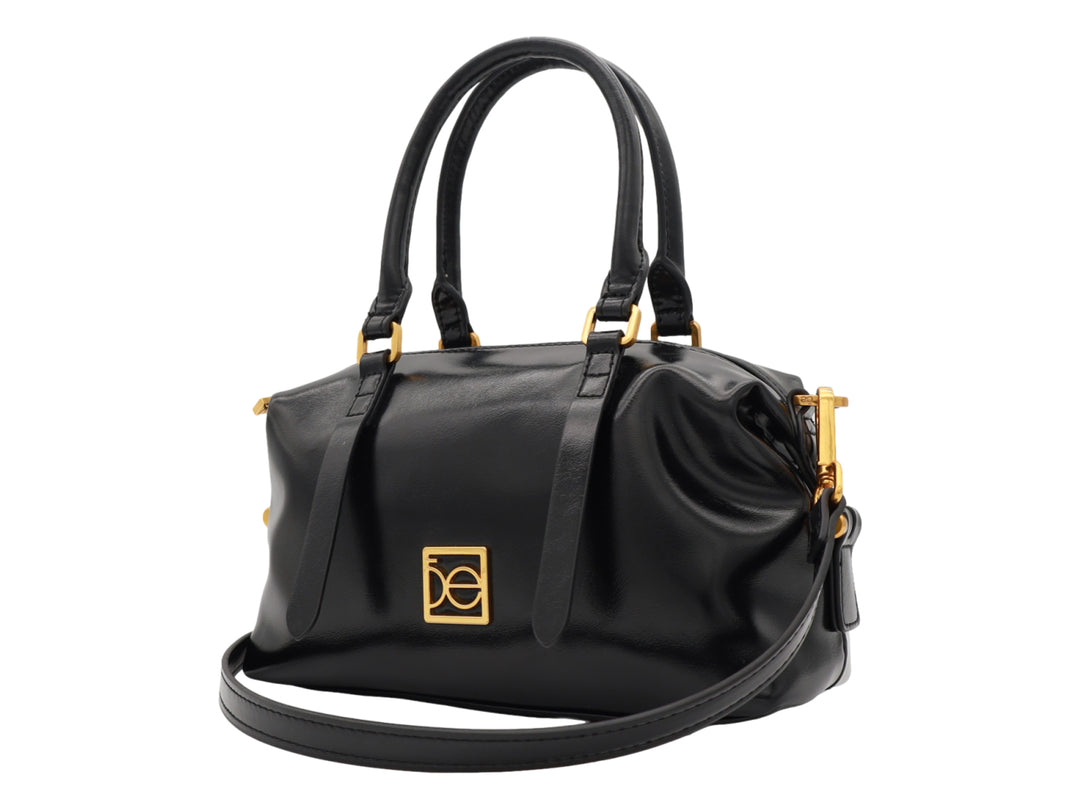 Bolso de mano Cloe color negro brillante con herrajes y logotipo en tono dorado.