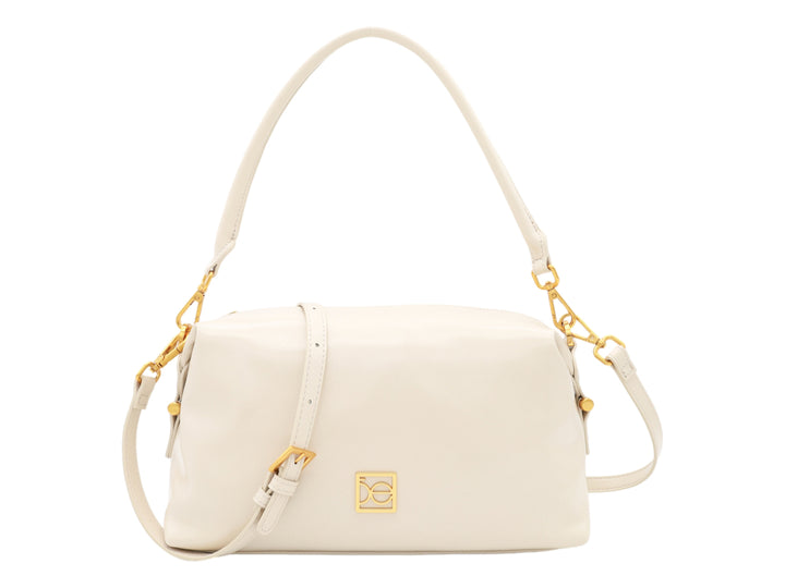 Bolso Cloe color beige con herrajes dorados, asa corta y correa larga ajustable.