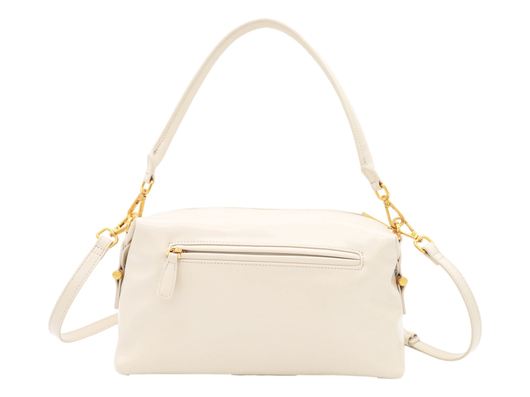 Bolso Cloe color beige con herrajes dorados, asa corta y correa larga ajustable.