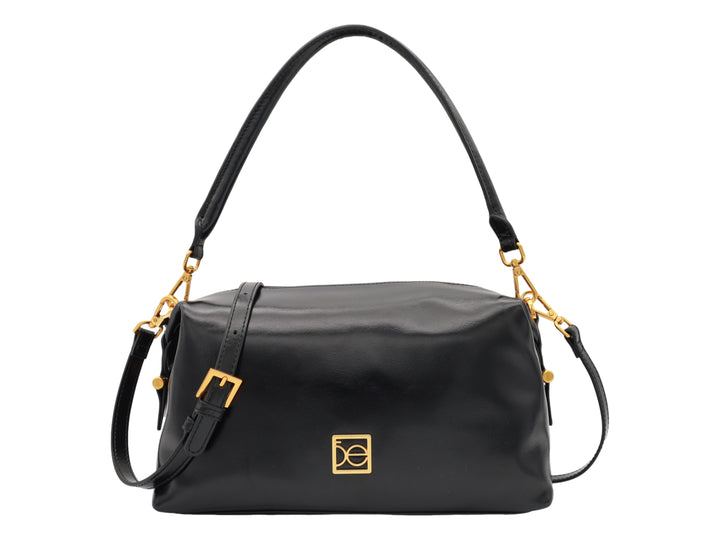 Bolso Cloe color negro con herrajes dorados, asa corta y correa larga ajustable.