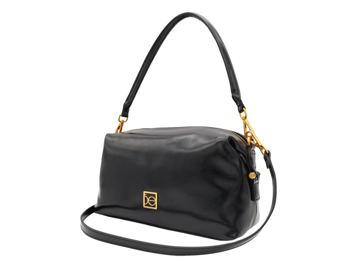 Bolso Cloe color negro con herrajes dorados, asa corta y correa larga ajustable.