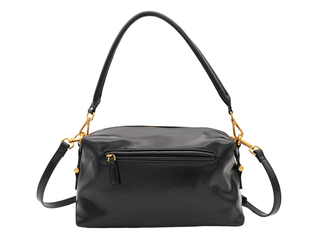 Bolso Cloe color negro con herrajes dorados, asa corta y correa larga ajustable.