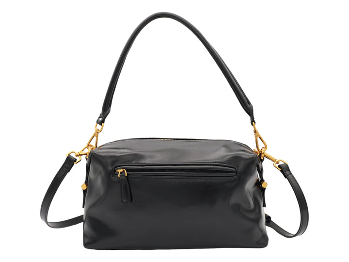 Bolso Cloe color negro con herrajes dorados, asa corta y correa larga ajustable.