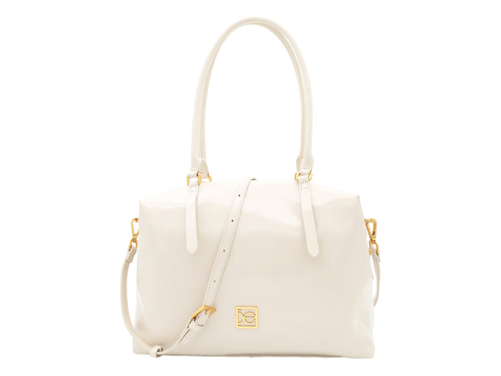 Bolso de hombro Cloe en color beige con herrajes dorados y correa ajustable.