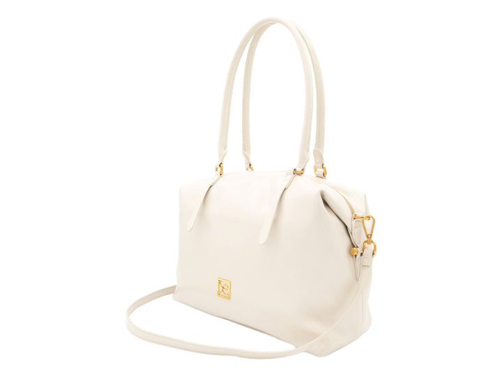 Bolso de hombro Cloe en color beige con herrajes dorados y correa ajustable.