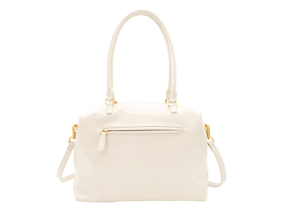 Bolso de hombro Cloe en color beige con herrajes dorados y correa ajustable.