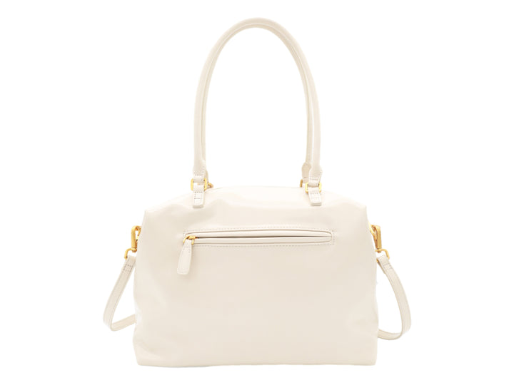 Bolso de hombro Cloe en color beige con herrajes dorados y correa ajustable.