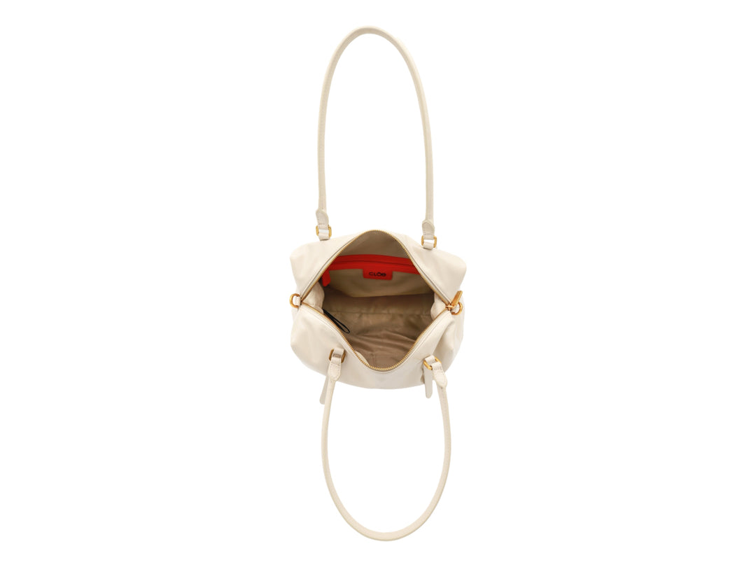 Bolso de hombro Cloe en color beige con herrajes dorados y correa ajustable.