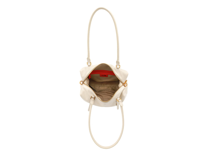 Bolso de hombro Cloe en color beige con herrajes dorados y correa ajustable.