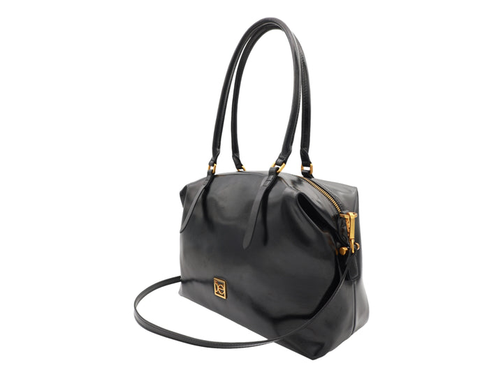 Bolso de hombro Cloe en color negro con detalles y herrajes en tono dorado.