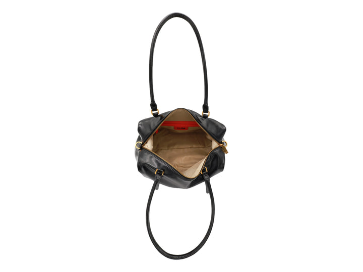 Bolso de hombro Cloe en color negro con detalles y herrajes en tono dorado.