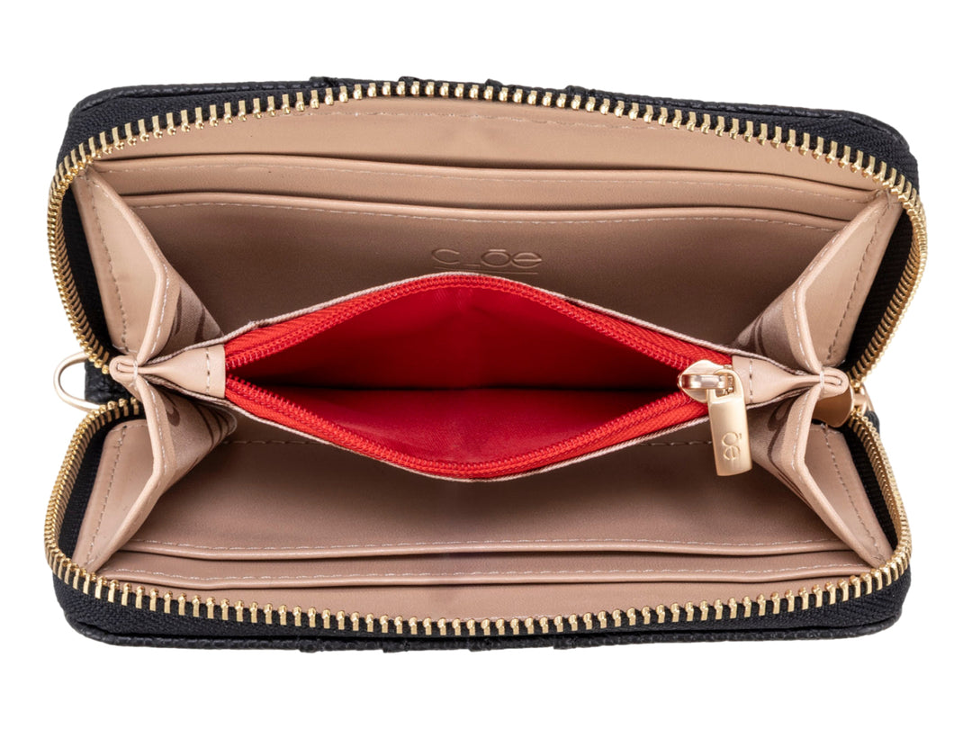 Bolso estilo cartera Cloe en color negro con textura rugosa, correa desmontable y detalles dorados.