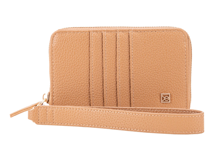 Bolso estilo cartera Cloe color tan con textura de cuero, ranuras frontales y correa desmontable.