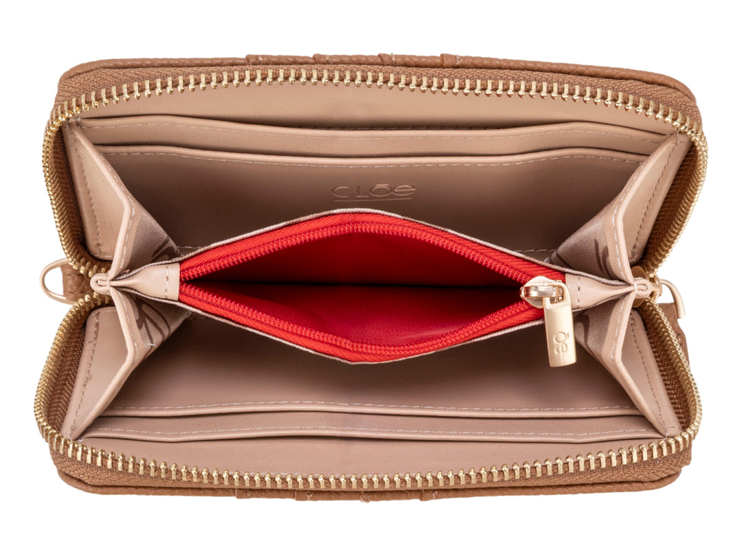 Bolso estilo cartera Cloe color tan con textura de cuero, ranuras frontales y correa desmontable.