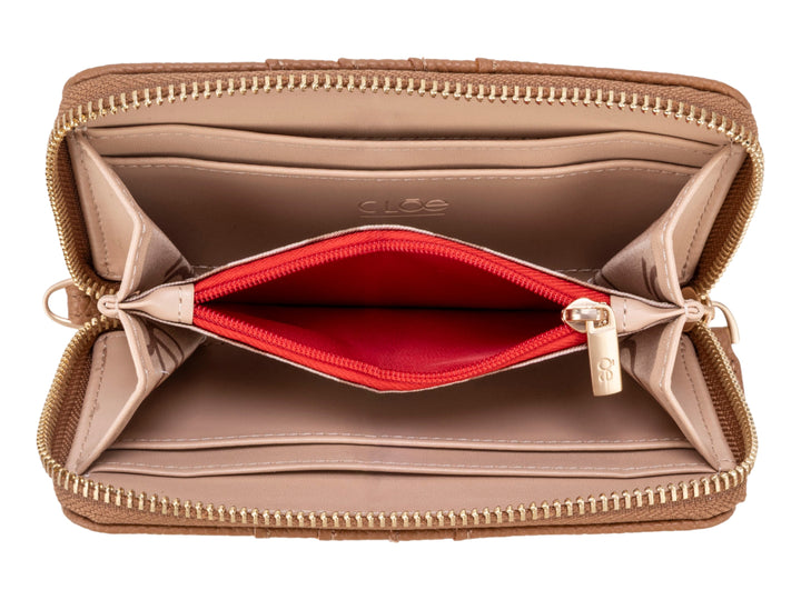 Bolso estilo cartera Cloe color tan con textura de cuero, ranuras frontales y correa desmontable.