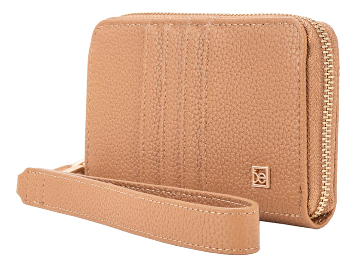 Bolso estilo cartera Cloe color tan con textura de cuero, ranuras frontales y correa desmontable.