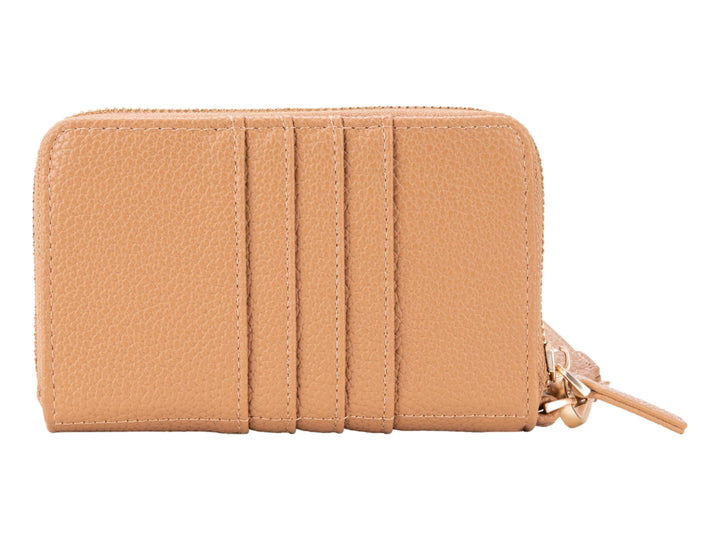 Bolso estilo cartera Cloe color tan con textura de cuero, ranuras frontales y correa desmontable.