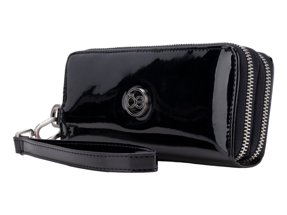 Cartera negra brillante de Cloe con correa de mano y cierre superior.