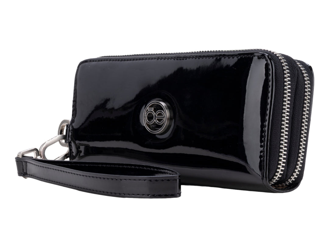 Cartera negra brillante de Cloe con correa de mano y cierre superior.