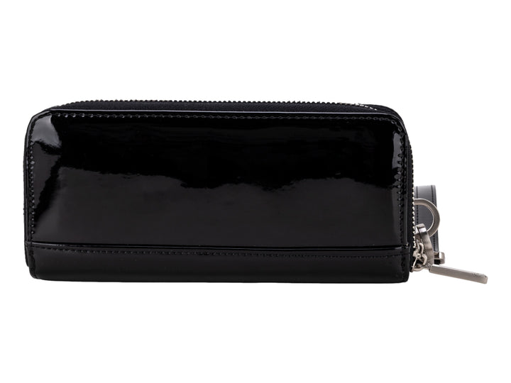 Cartera negra brillante de Cloe con correa de mano y cierre superior.