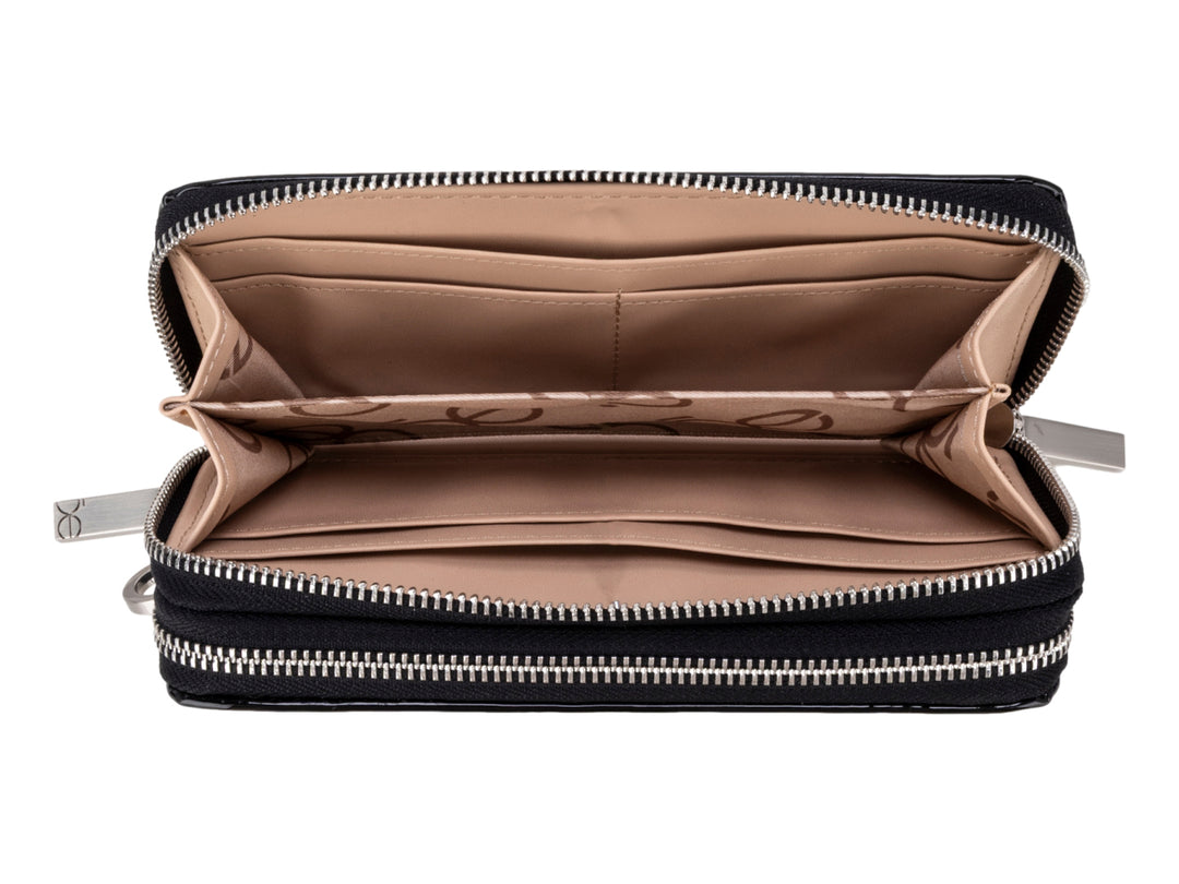Cartera negra brillante de Cloe con correa de mano y cierre superior.