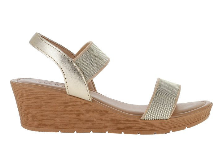 Sandalias de plataforma USAFLEX color dorado con suela color café.