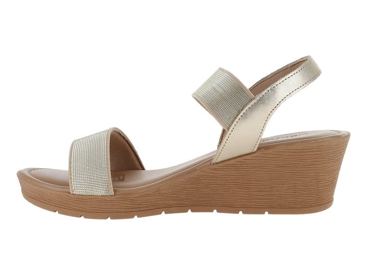 Sandalias de plataforma USAFLEX color dorado con suela color café.