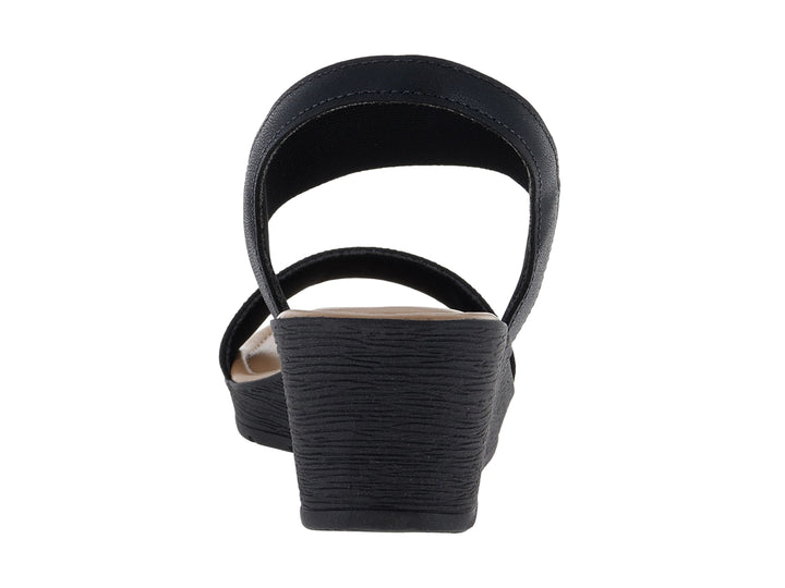 Sandalia de plataforma color negro con plantillas beige para mujer.
