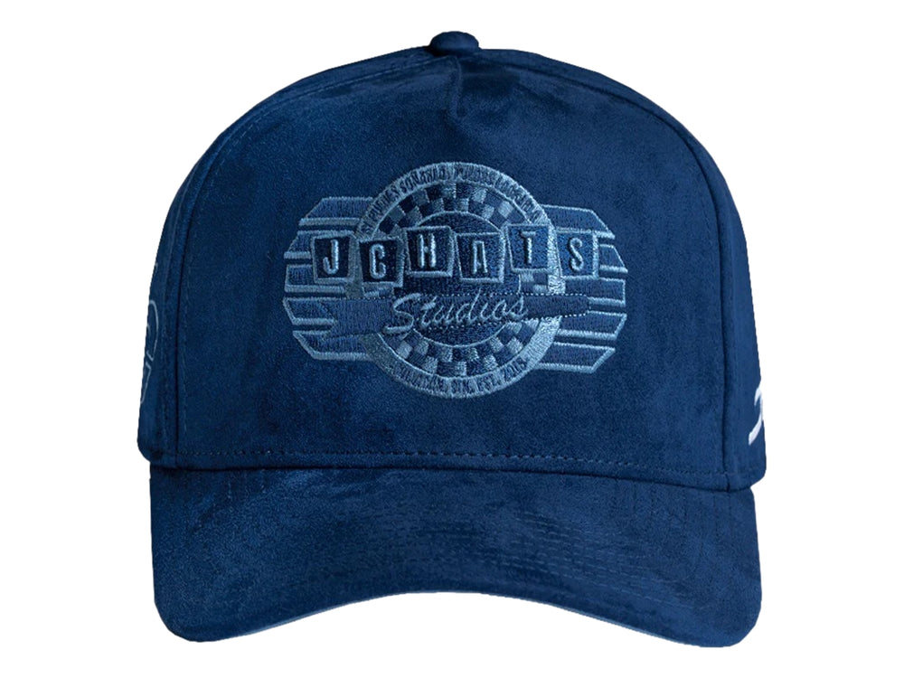 Gorra snapback color azul marino con logotipo bordado de JC HATS Studios en el frente y lateral.