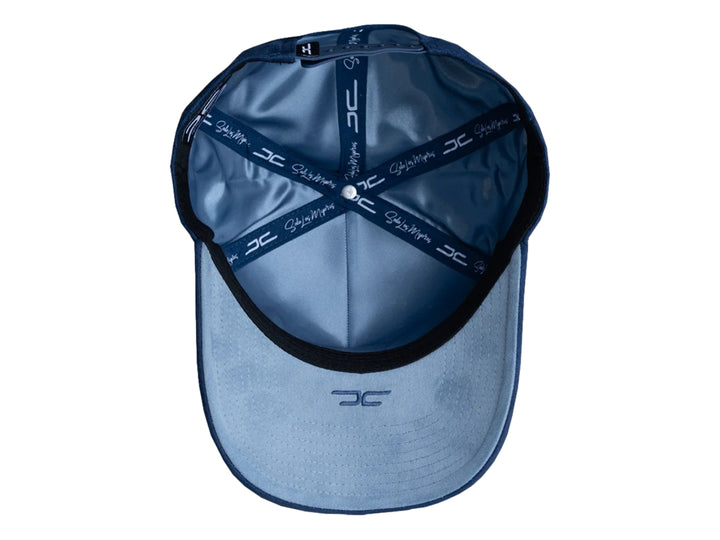 Gorra snapback color azul marino con logotipo bordado de JC HATS Studios en el frente y lateral.