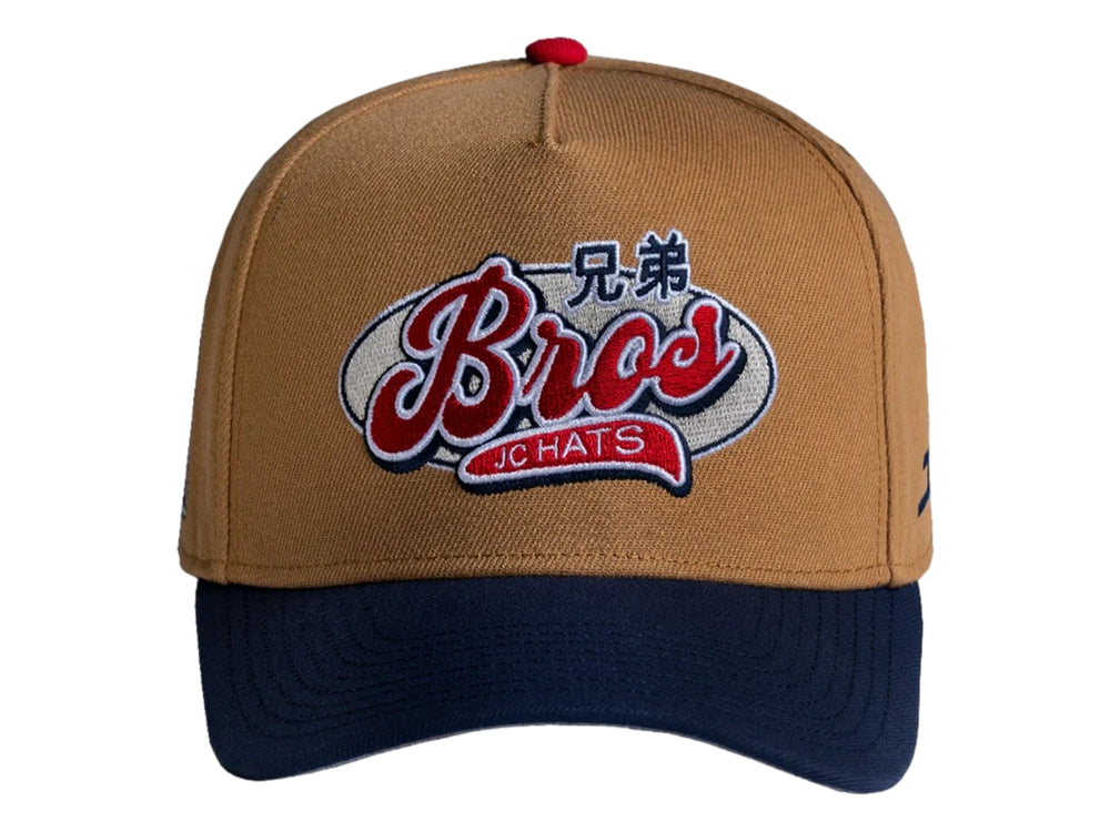Gorra JC HATS color marrón con visera azul marino y logotipo bordado 'Bros' en el frente.