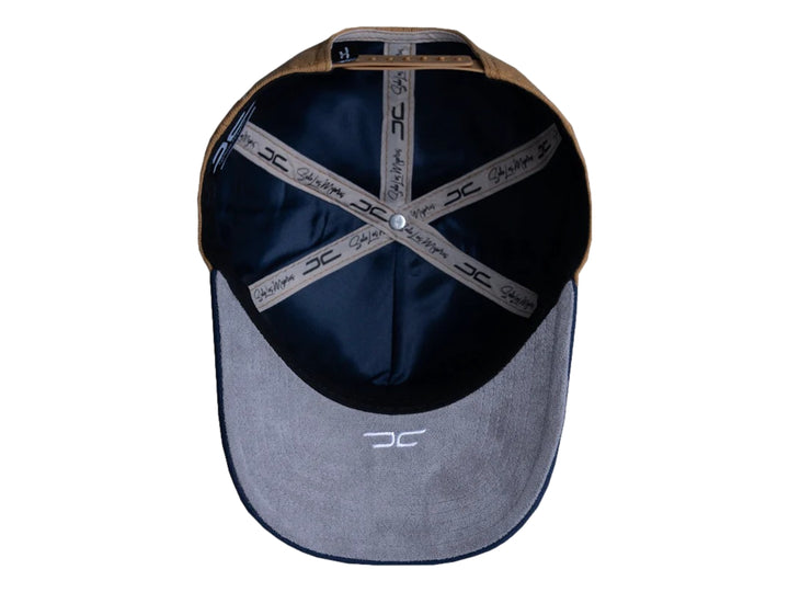 Gorra JC HATS color marrón con visera azul marino y logotipo bordado &