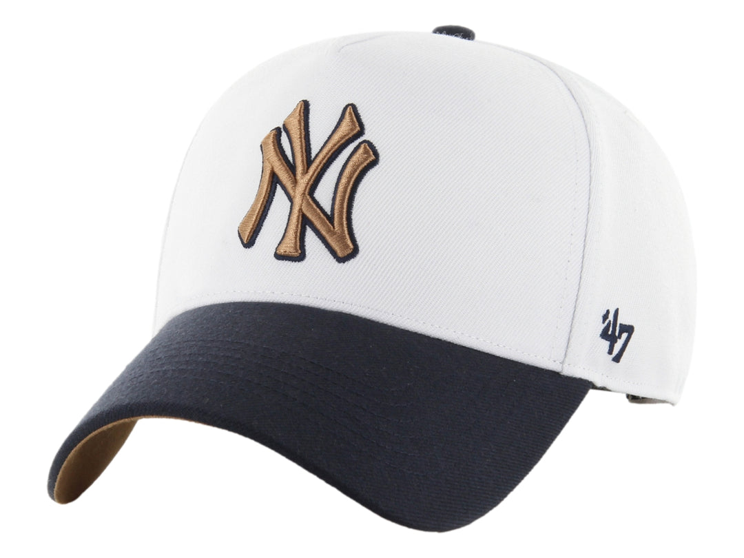 Gorra 47 Brand blanca con visera azul marino y logotipo de los New York Yankees bordado en el frente.