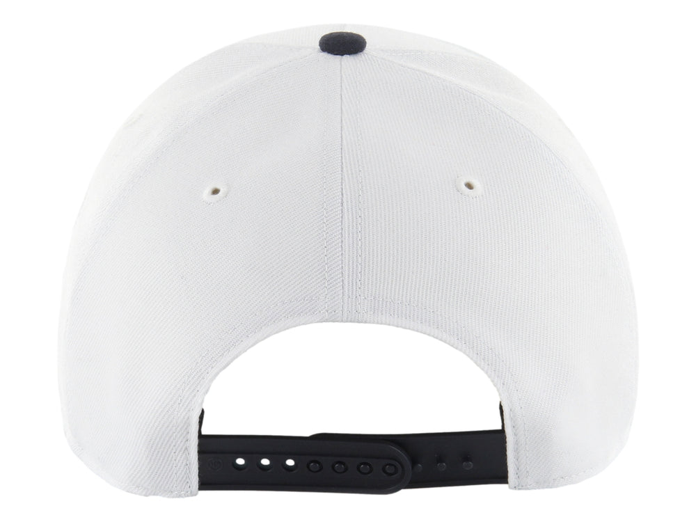 Gorra 47 Brand blanca con visera azul marino y logotipo de los New York Yankees bordado en el frente.