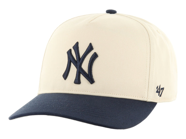 Gorra 47 Brand de color natural con visera y logo bordado en azul marino.