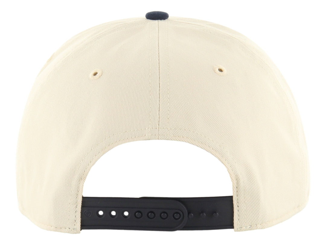 Gorra 47 Brand de color natural con visera y logo bordado en azul marino.